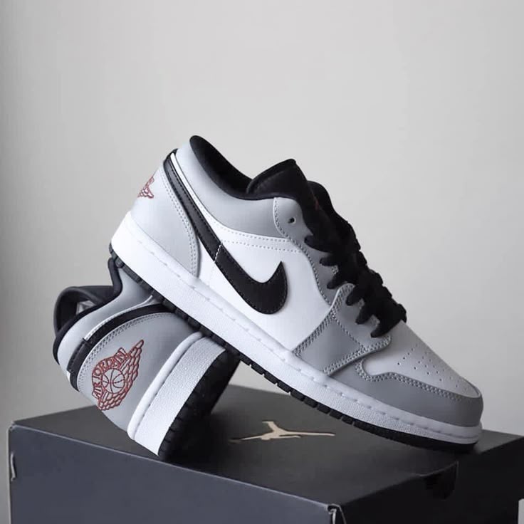 Air Jordan 1 Low SE "Light Smoke Grey"