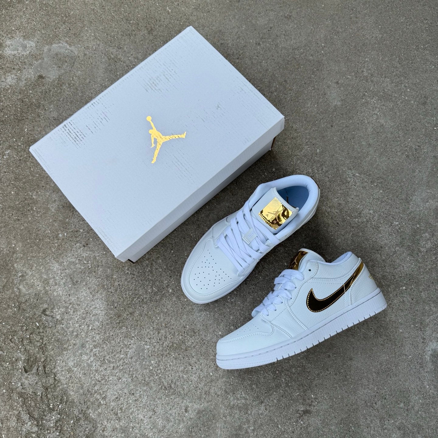 Air Jordan 1 Low SE "White Metallic Gold"