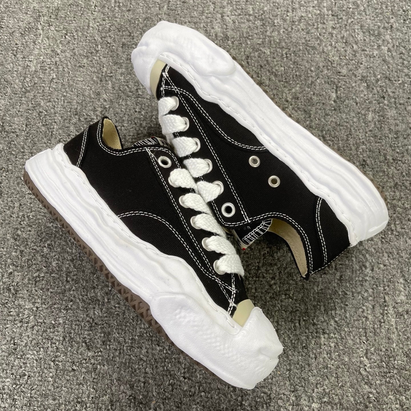 MIHARA YASUHIRO "Biqueira Vintage Black/White"
