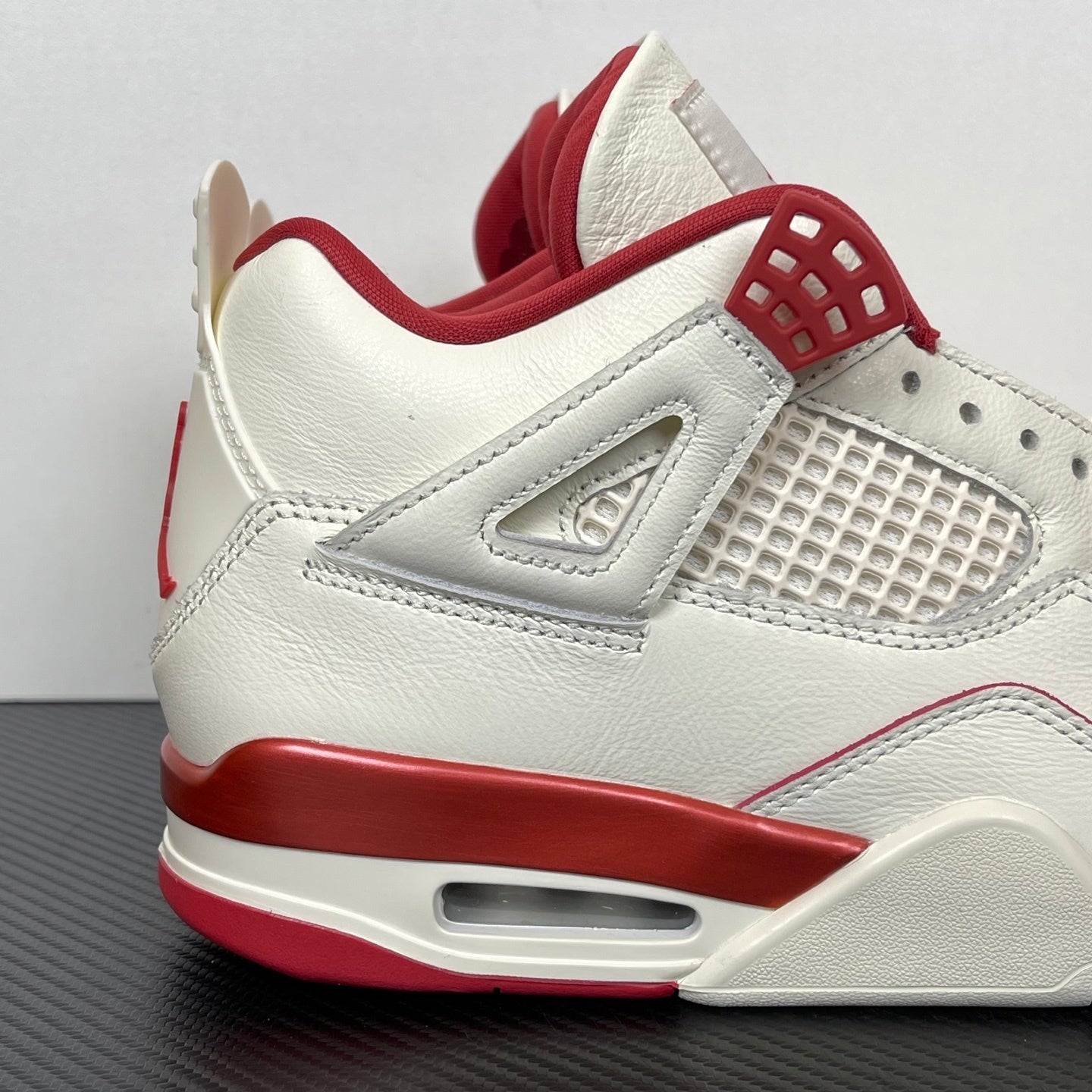 Air Jordan 4 "Valentine's Day" (2026)