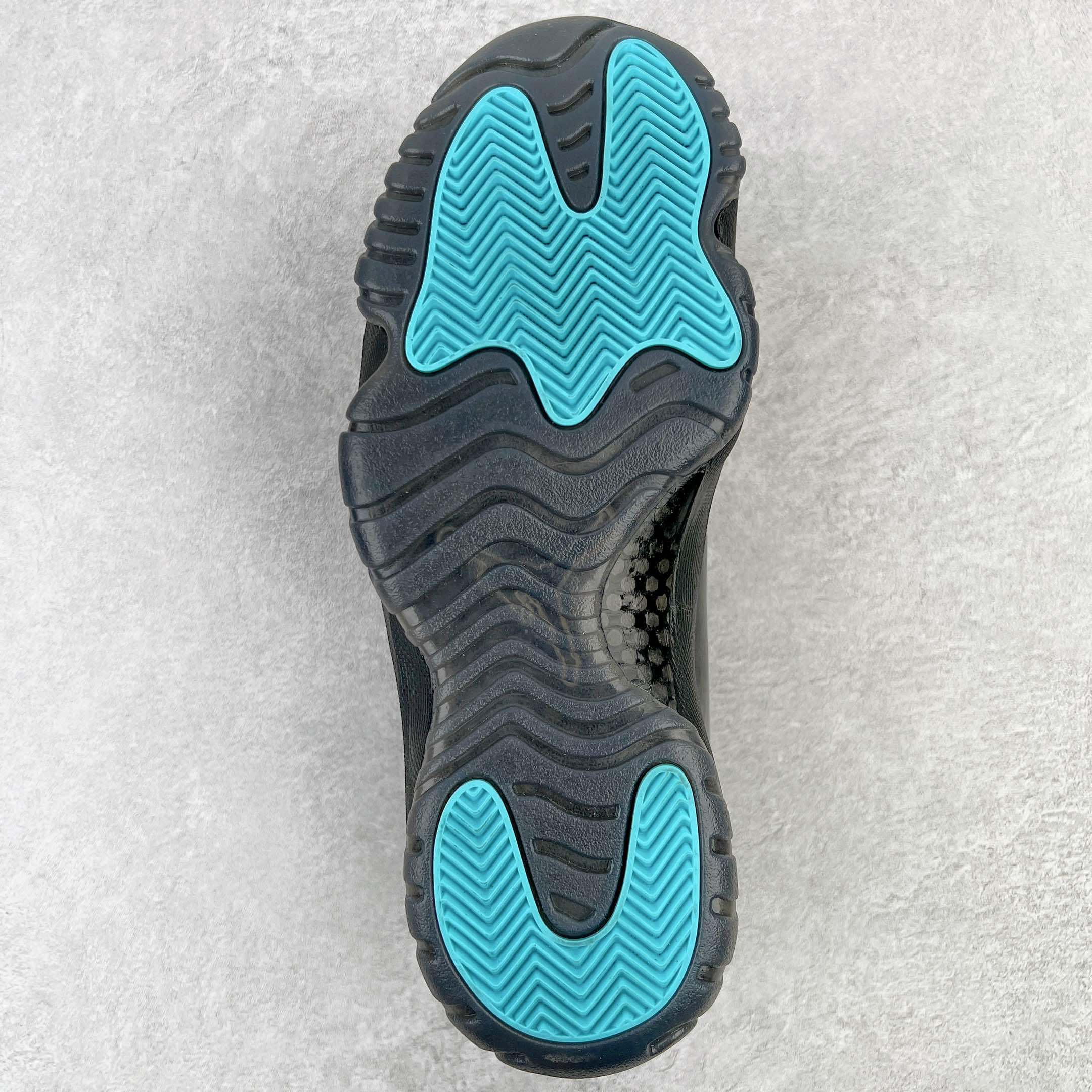 Air Jordan 11 "Cap and Gown"