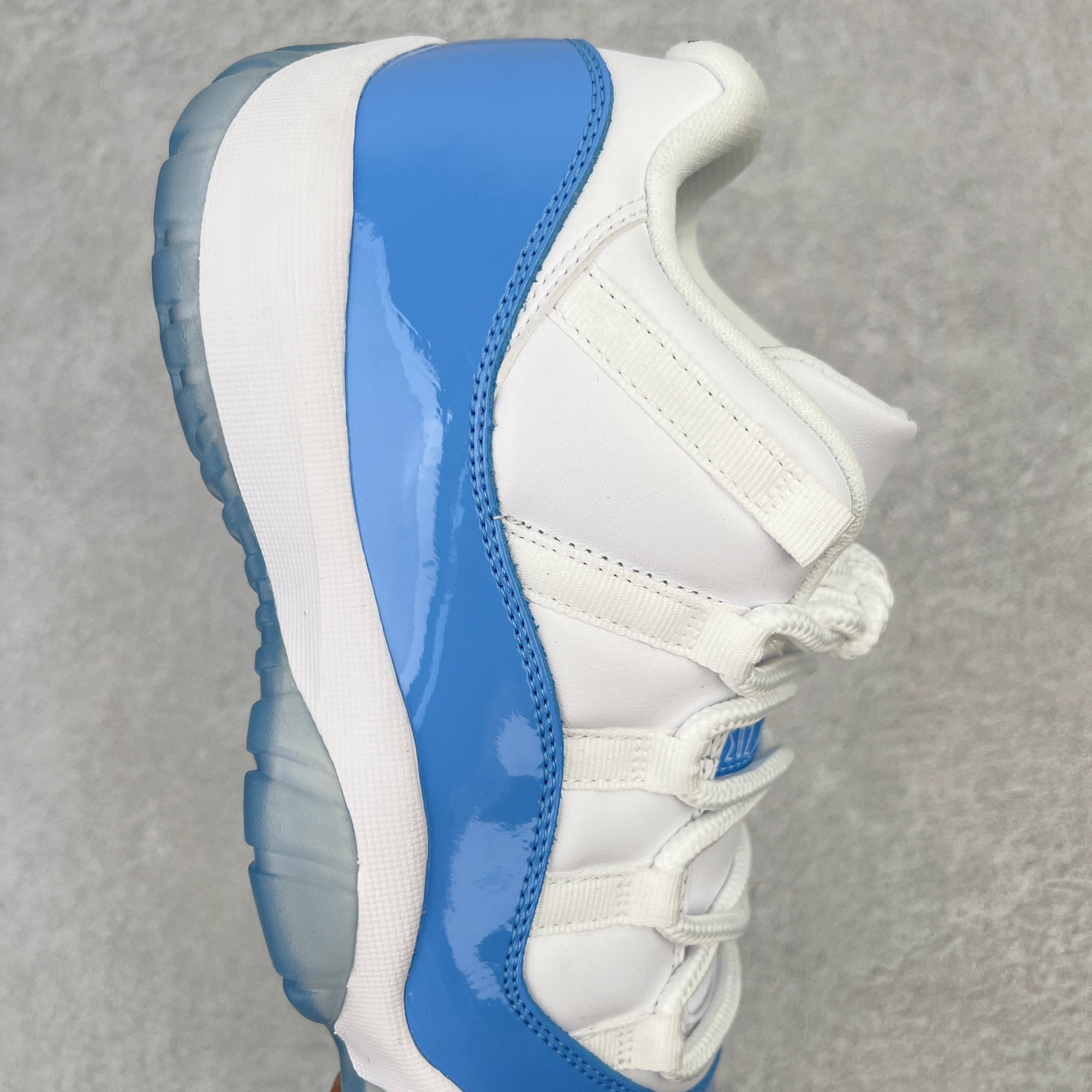 Air Jordan 11 Low "University Blue"