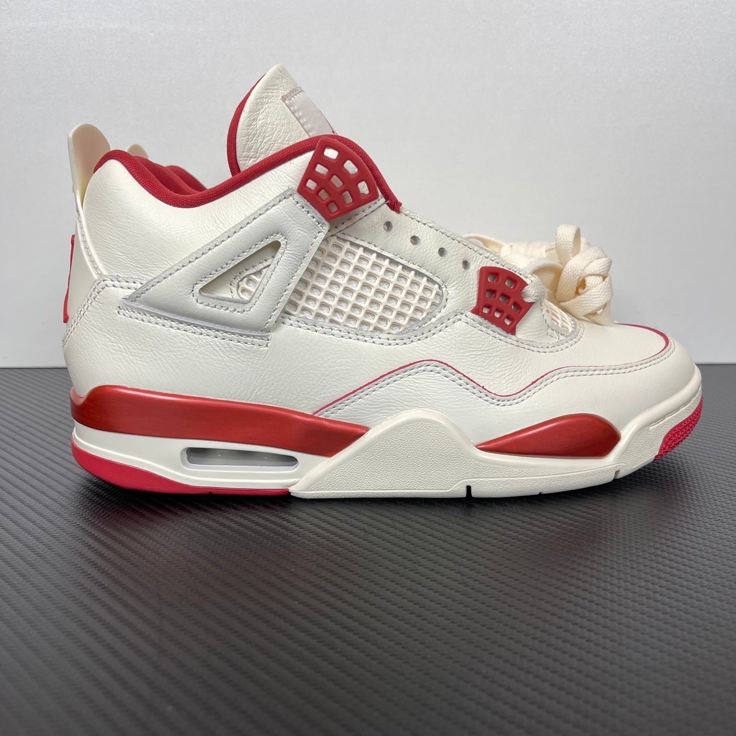 Air Jordan 4 "Valentine's Day" (2026)