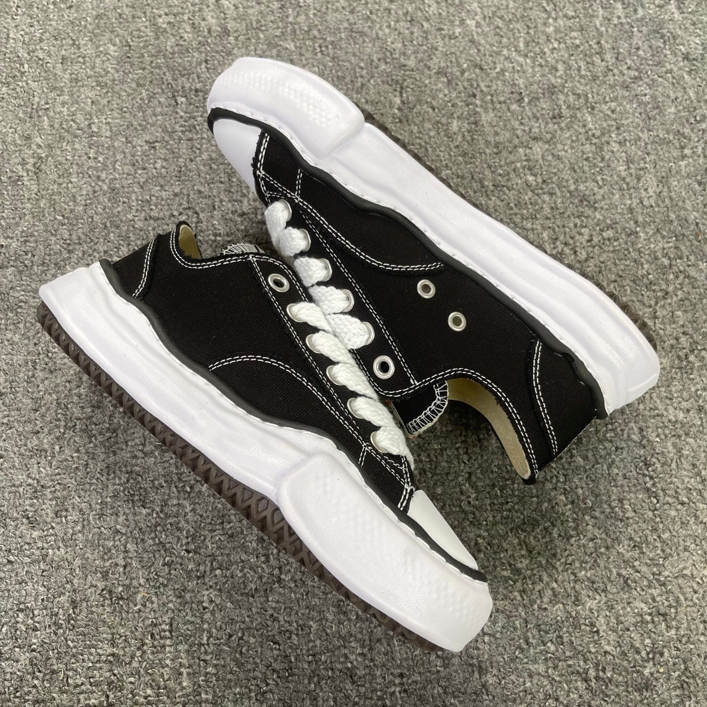 MIHARA YASUHIRO "Black/White Clássico"
