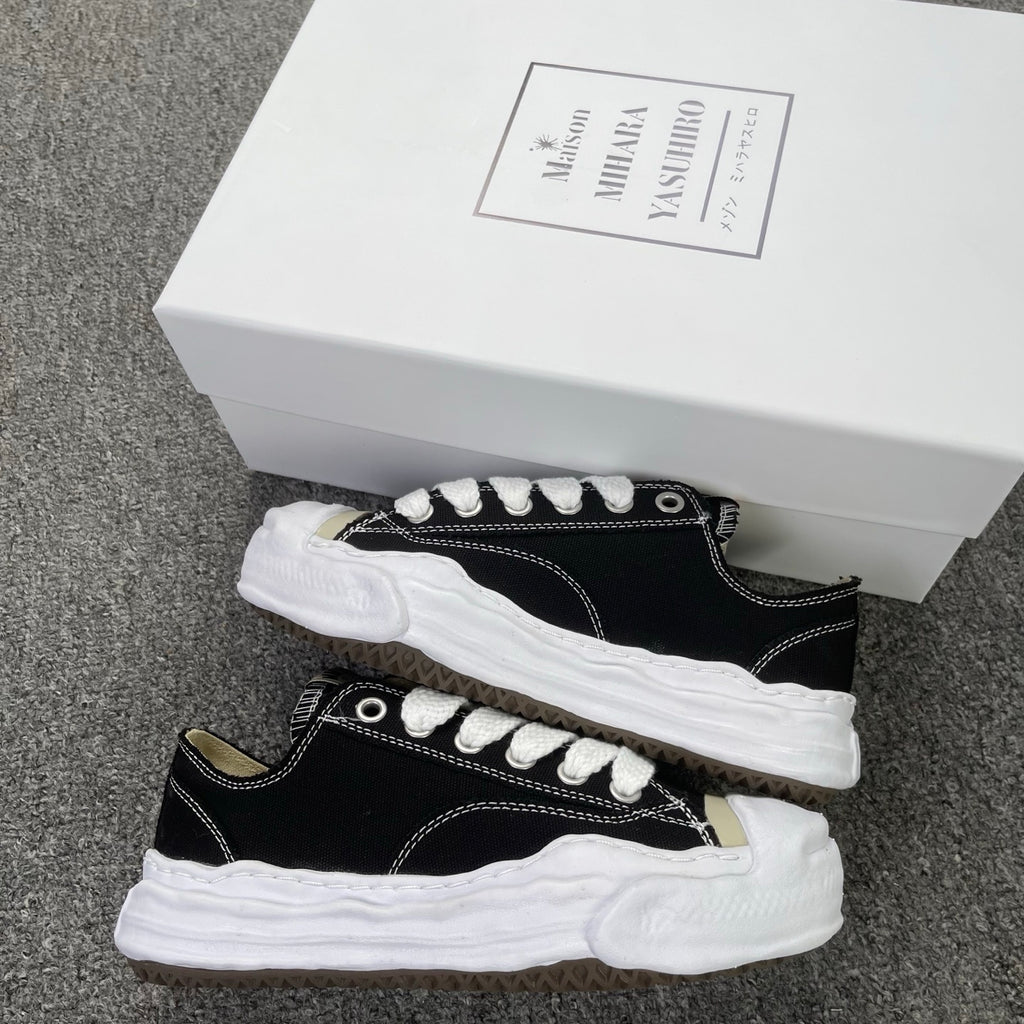 MIHARA YASUHIRO "Biqueira Vintage Black/White"