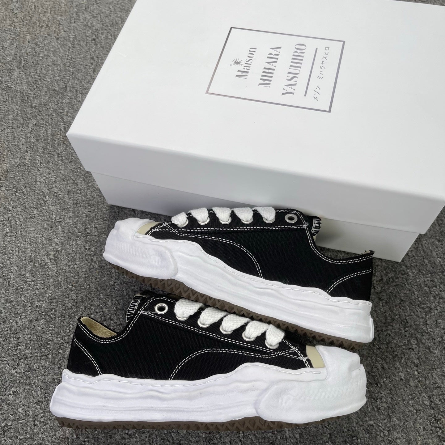 MIHARA YASUHIRO "Biqueira Vintage Black/White"