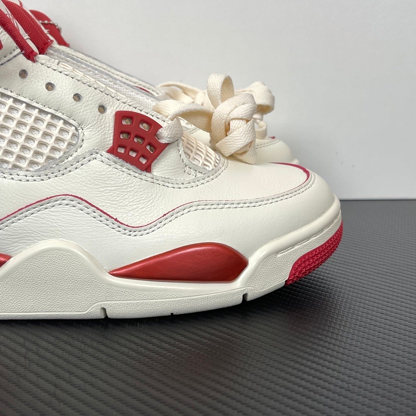 Air Jordan 4 "Valentine's Day" (2026)