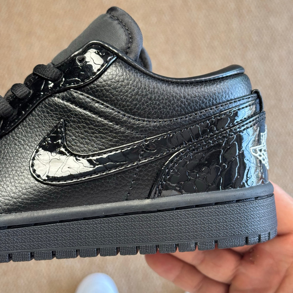 Air Jordan 1 Low SE "Blackjack"