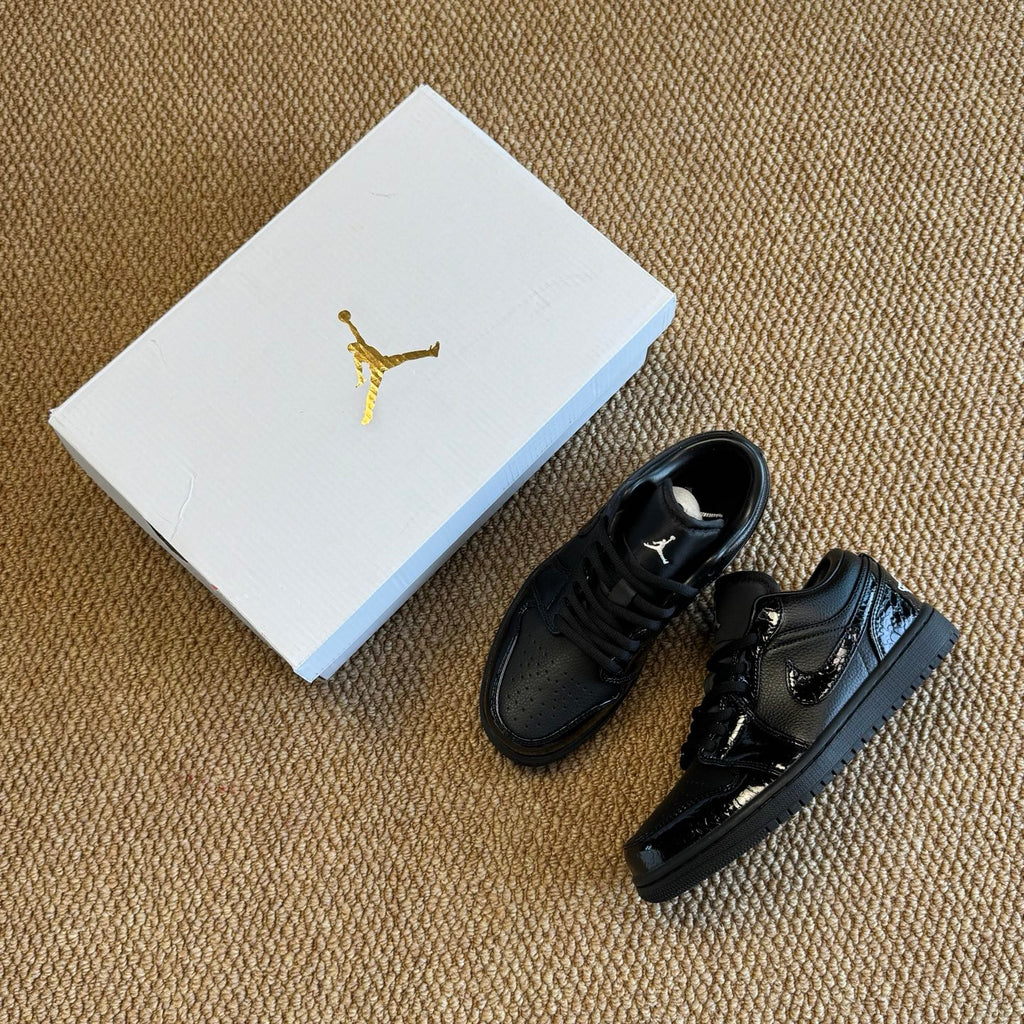 Air Jordan 1 Low SE "Blackjack"