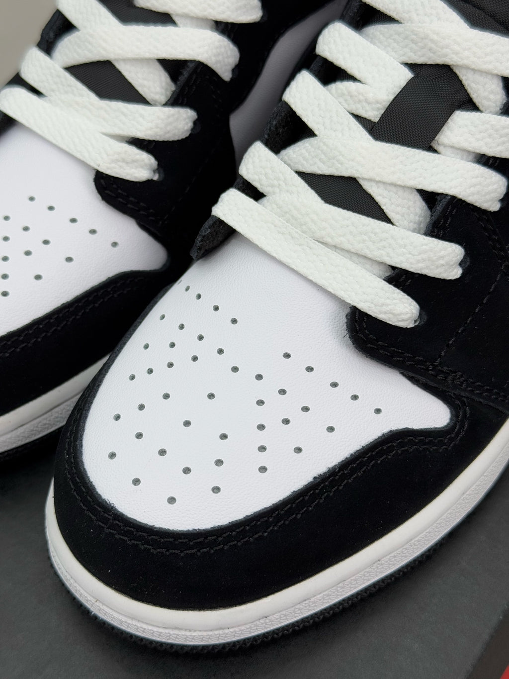 Air Jordan 1 Low SE "Light Smoke Grey"